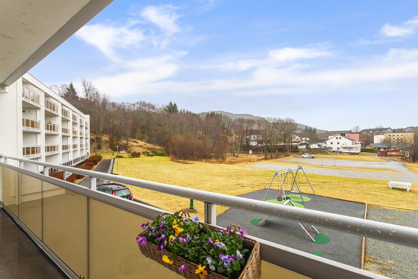 Herfra nyter man gode solforhold og flott utsikt over felles grøntarealer. Galleribilde