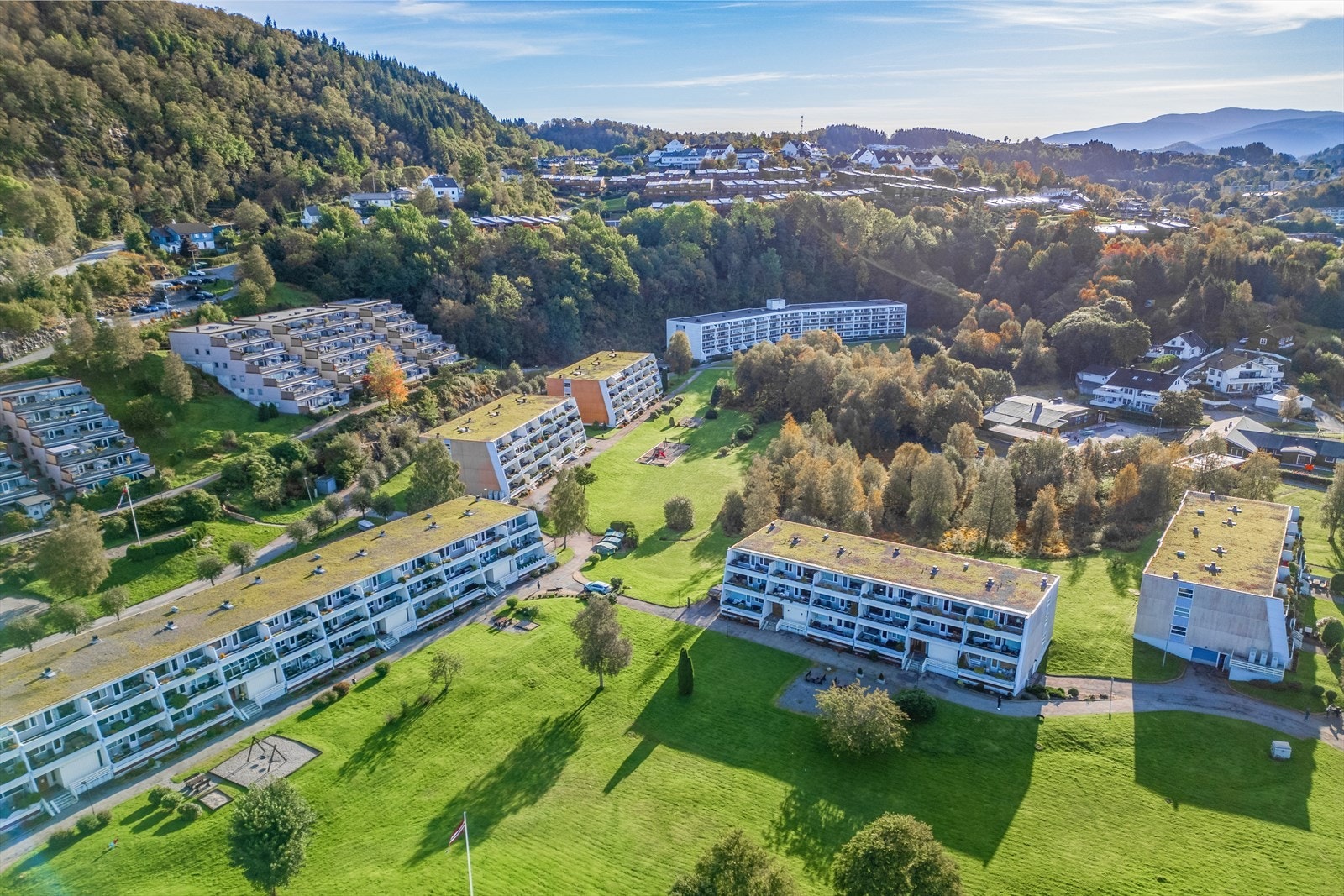 Her bor man i rolige og naturskjønne omgivelser, men likevel i kort avstand til alt av fasiliteter og servicetilbud. Galleribilde