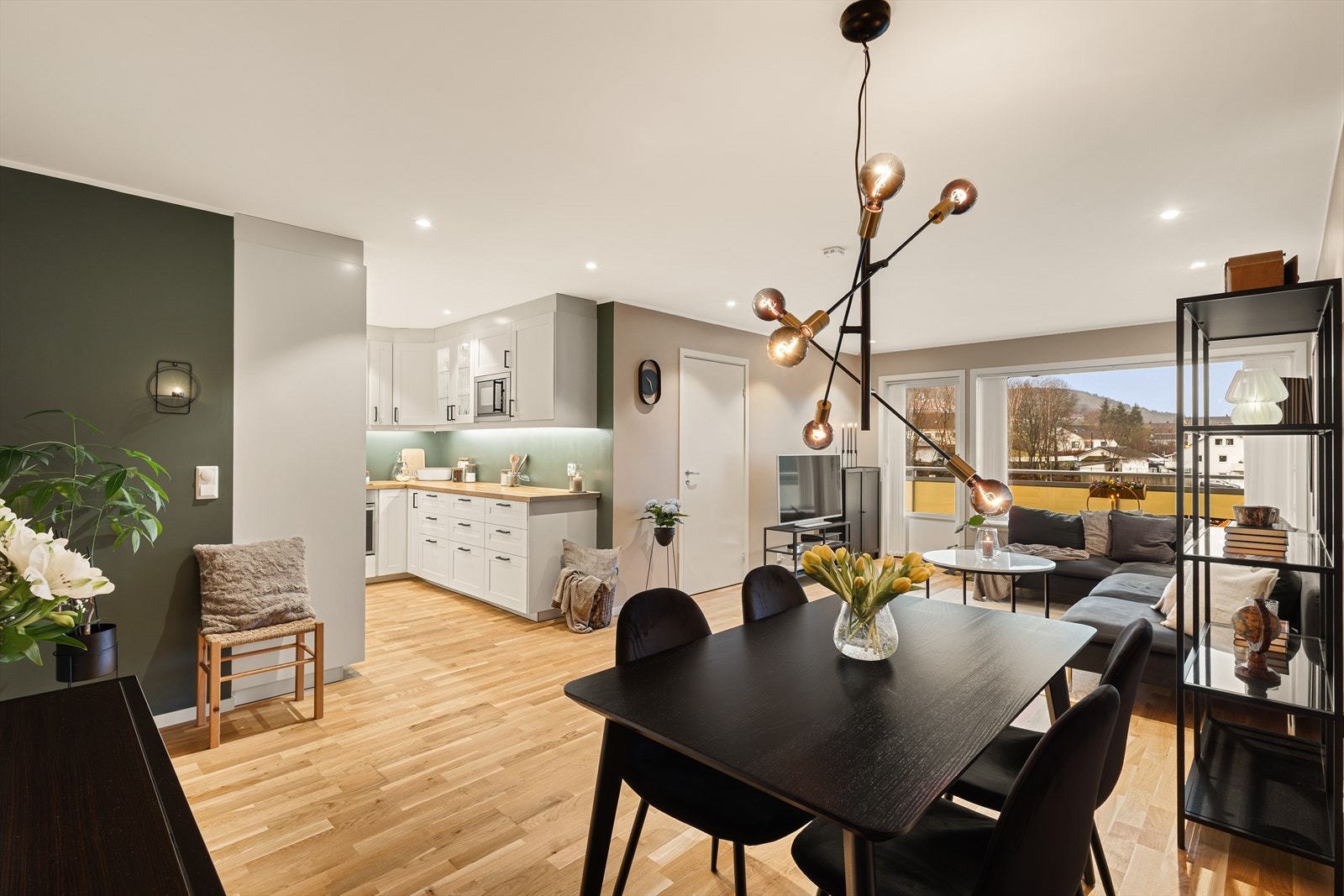 Her er det også god plass til spisegruppe rett ved kjøkkenet. Galleribilde