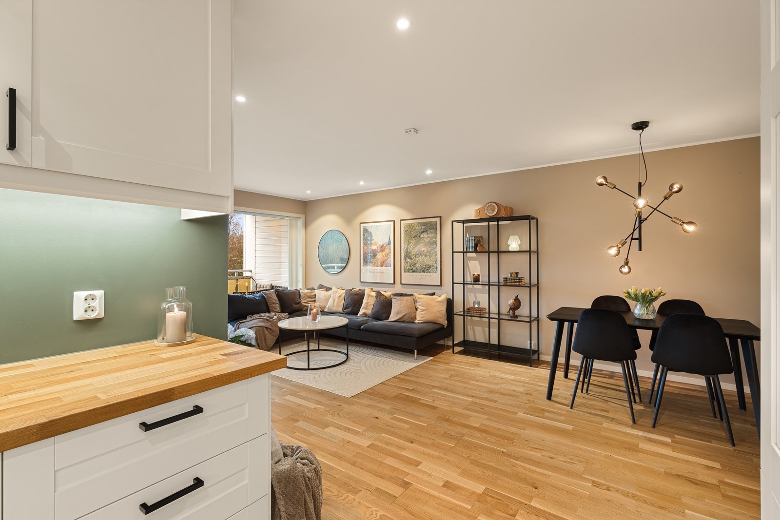 Leiligheten ble betydelig oppgradert i 2016/2017, med blant annet oppgradert elektrisk anlegg med automatsikringer, downlights og nedsenket himling. Galleribilde