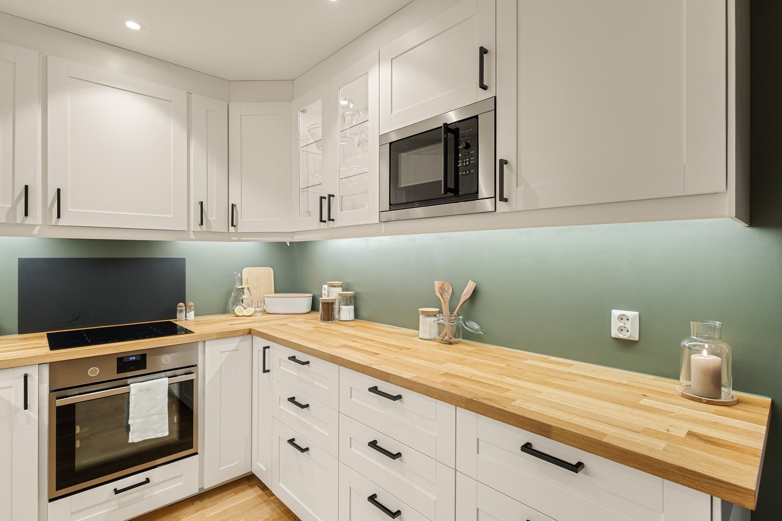 Her er det både rikelig med arbeids- og oppbevaringsplass. Galleribilde