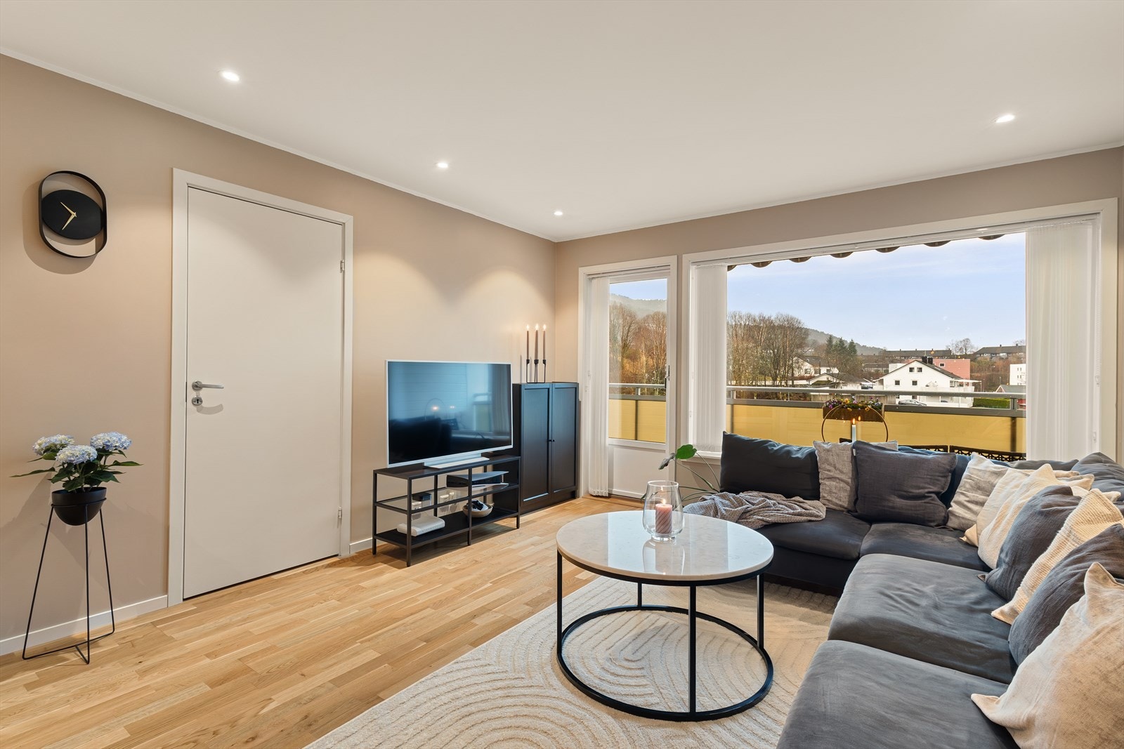 Stuen fremstår som lys og trivelig, med store vindusflater og med god plass til ønsket innredning. Galleribilde