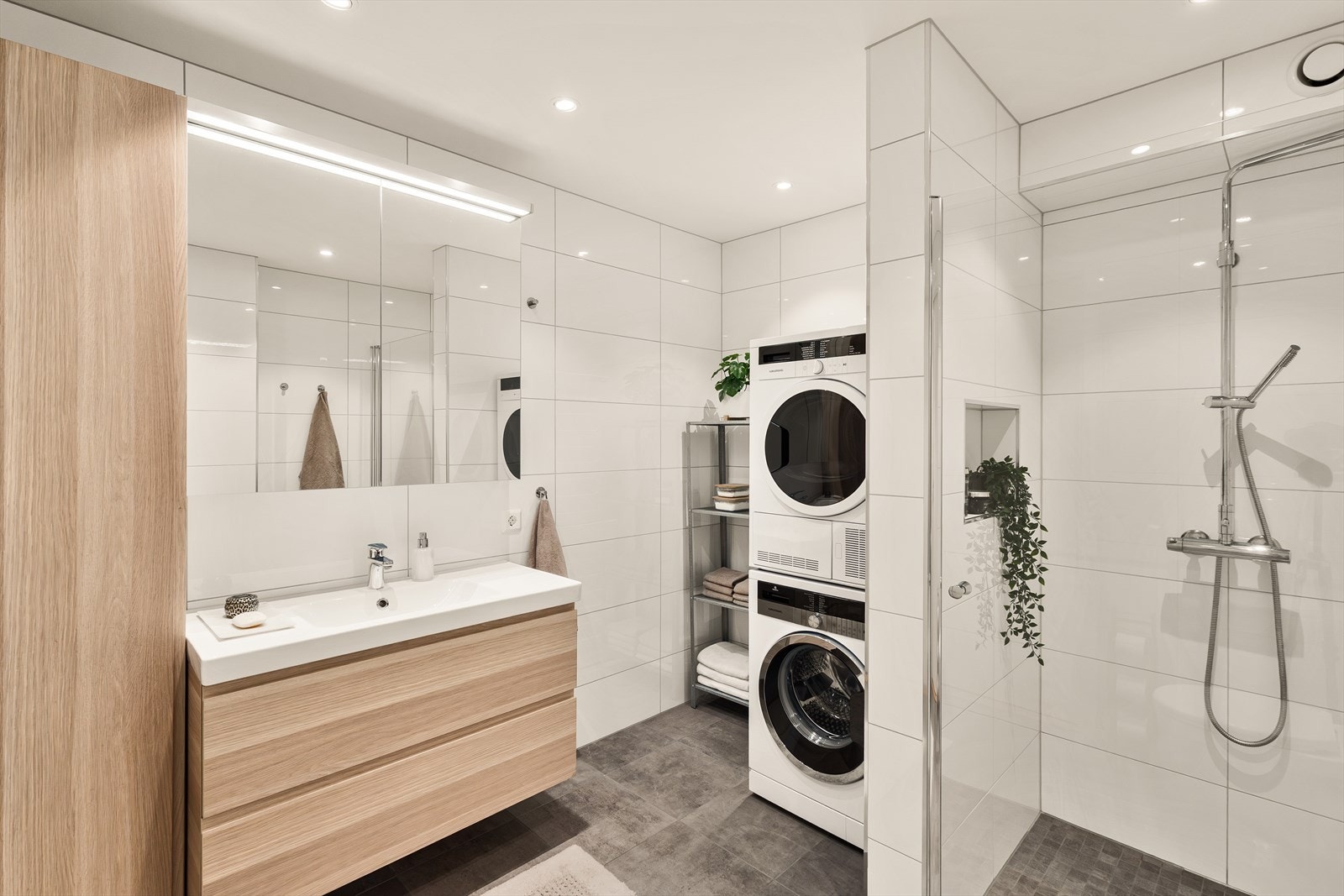 Det er også opplegg for vaskemaskin. Badet ble oppført i 2016/2017 av fagfolk. Galleribilde