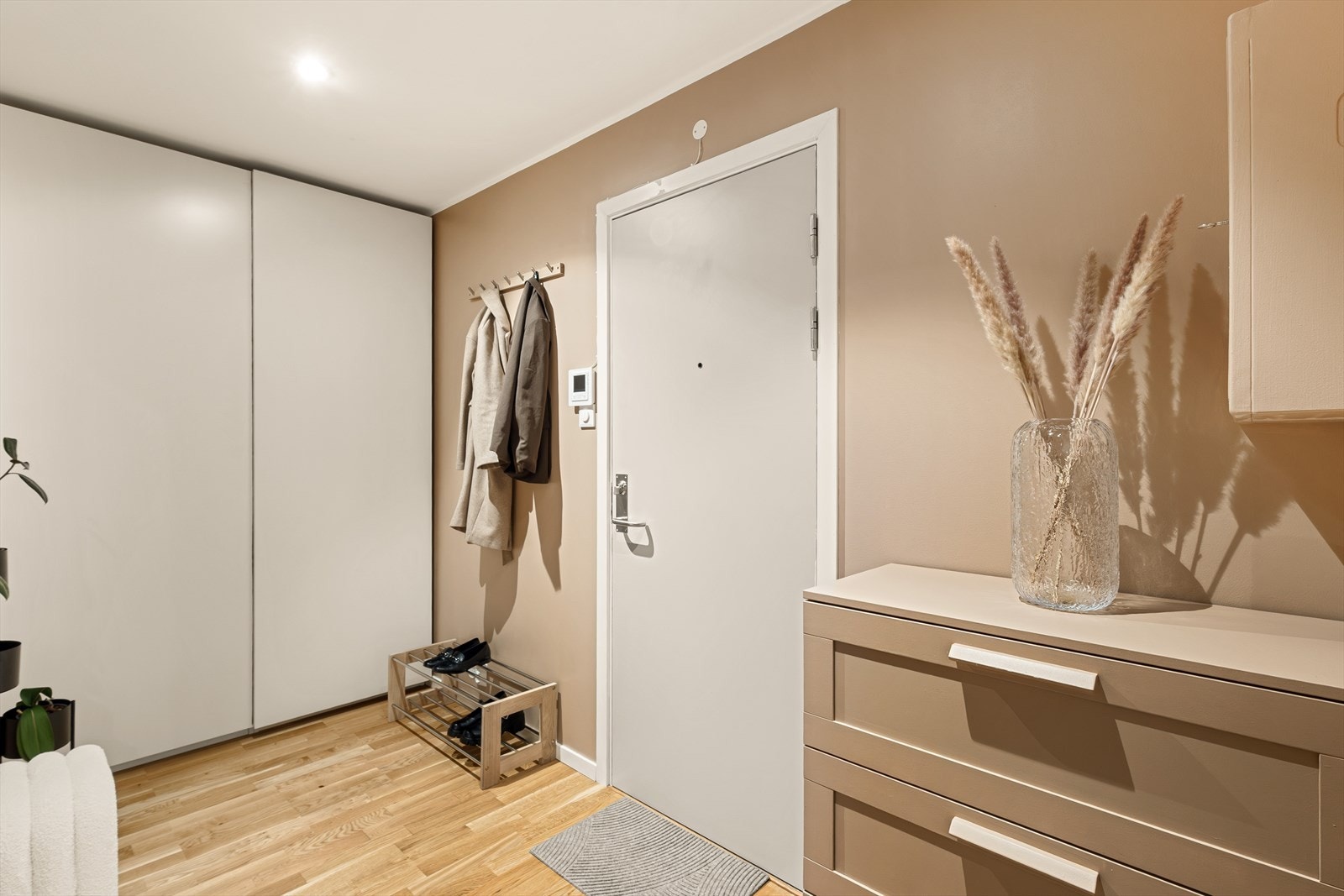 Romslig gang med meget gode oppbevaringsmuligheter. Galleribilde