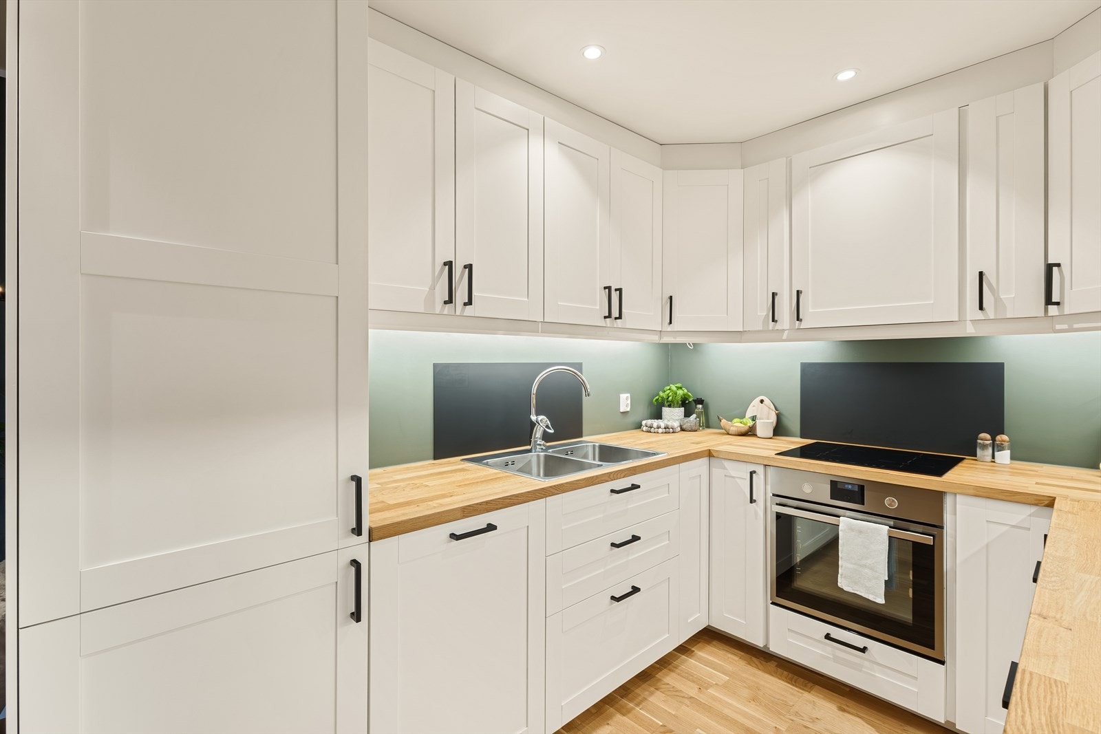 Kjøkkenet er utstyrt med integrert induksjonstopp, stekeovn, mikrobølgeovn, oppvaskmaskin og kombi kjøleskap. Galleribilde