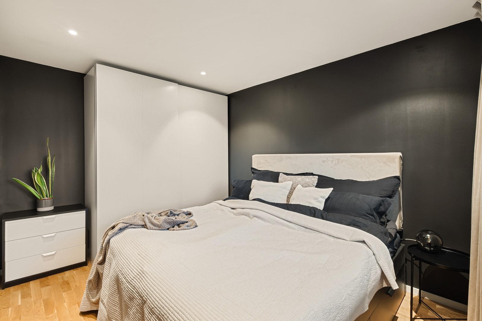 Her er det god plass til dobbeltseng med nattbord, samt garderobeløsning. Galleribilde