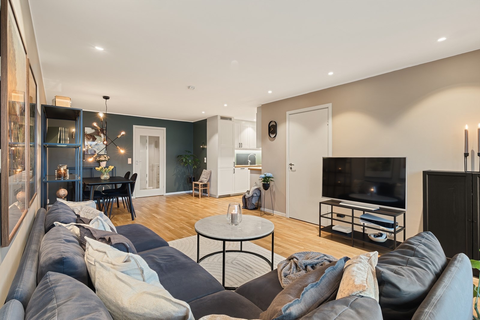 Lekker og romslig 2-roms leilighet med gjennomgående god standard. Galleribilde