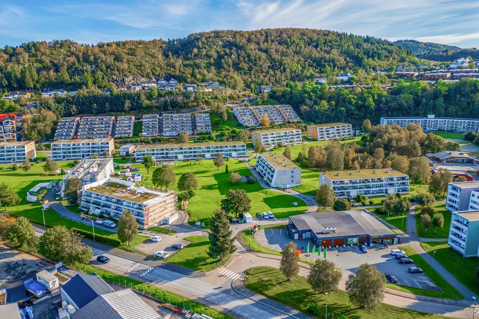 Leiligheten ligger i et veletablert borettslag ved Flaktveit, sentralt til i Åsane. Fra boligen er det korte avstander til de fleste fasiliteter. Meget god bussdekning med hyppige avganger, dagligvarebutikker, samt Åsane Storsenter, Horisont, Gullgruven o Galleribilde