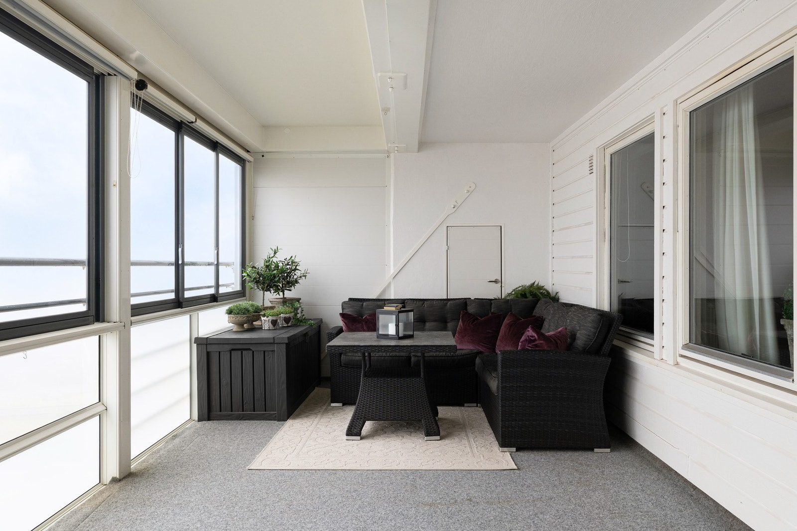 Den innglassede balkongen forlenger stuen ytterligere i sommerhalvåret. Galleribilde