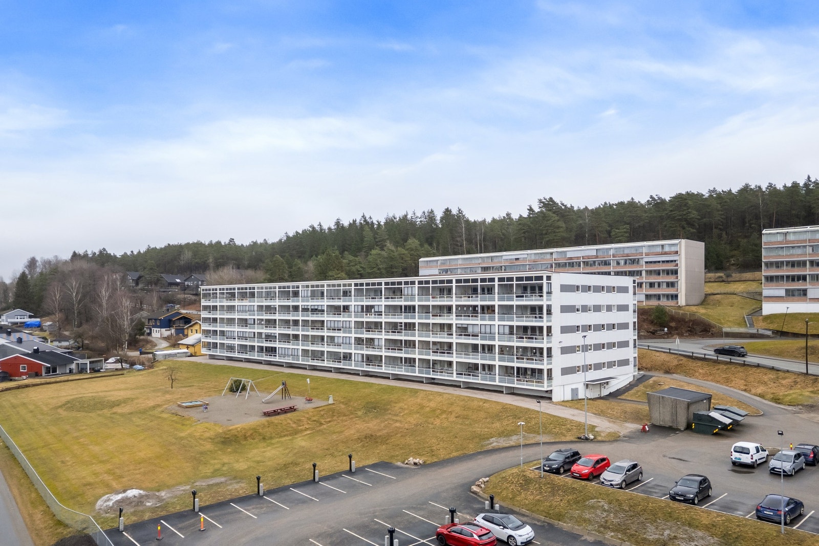 Tomten er felles for borettslaget.
Det er felles parkeringsarealer. Galleribilde