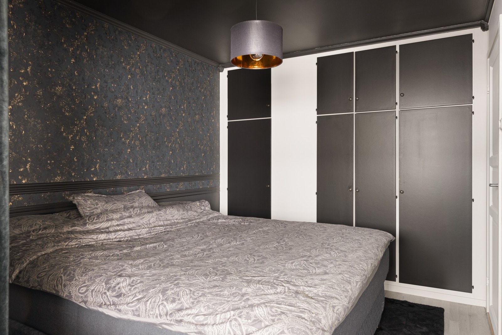 Plassmontert garderobeskap med god plass til klær og diverse. Galleribilde