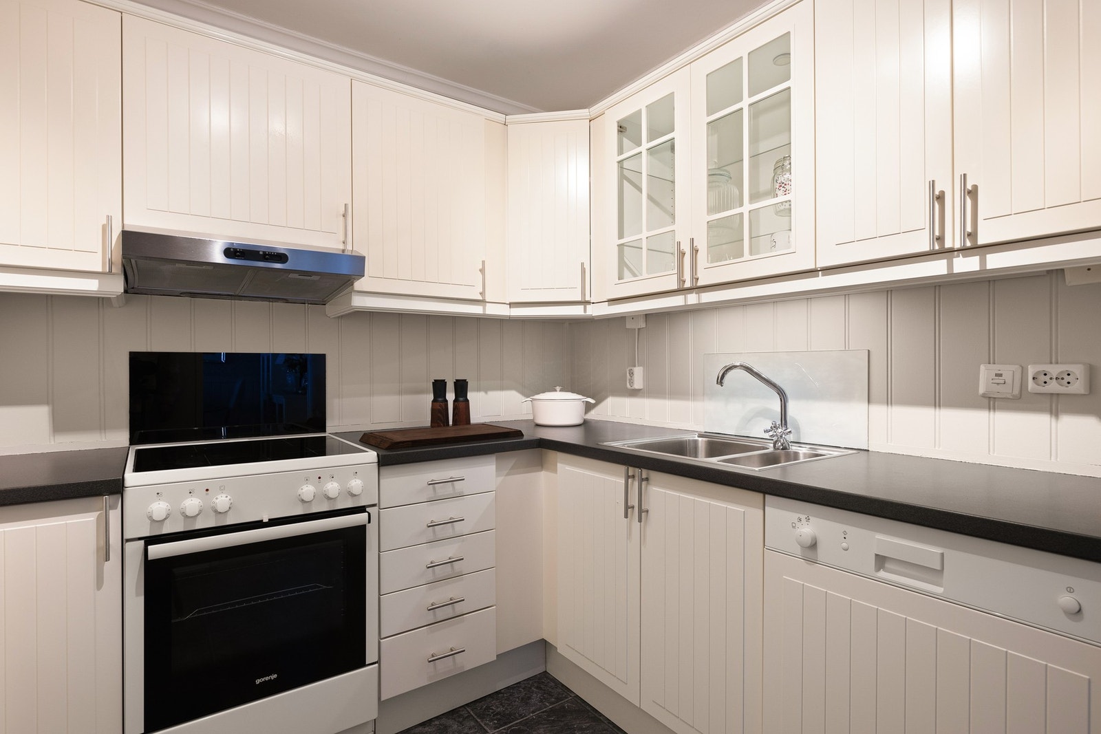 Lyst og praktisk kjøkken. Oppvaskmaskin er integrert, mens resten av hvitevarene er frittstående. Galleribilde