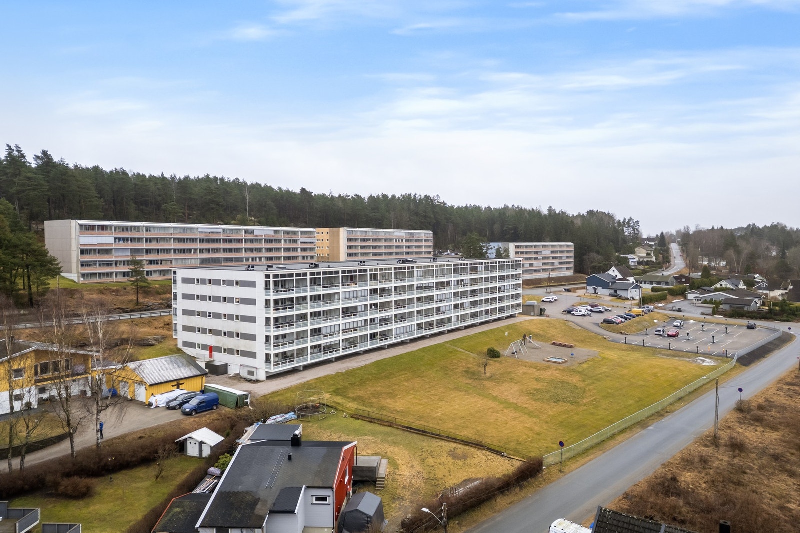 Det er kort vei til matbutikk, skole og barnehage. Galleribilde