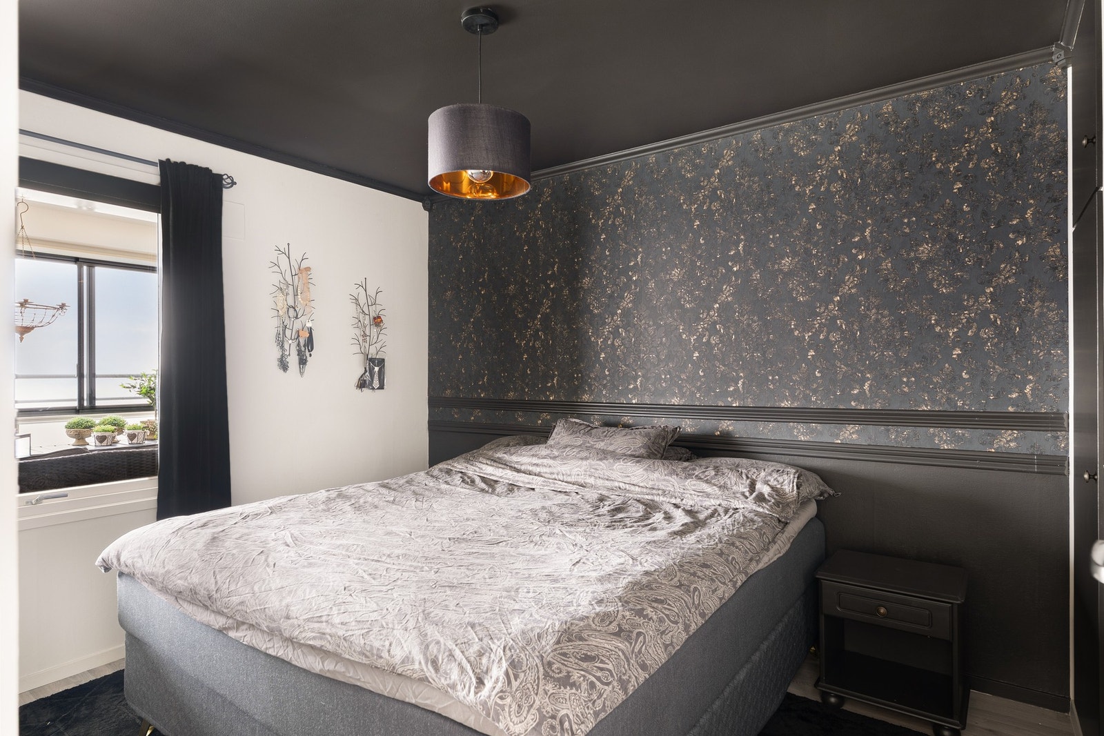 Leiligheten har et stort soverom med plass til dobbeltseng. Galleribilde