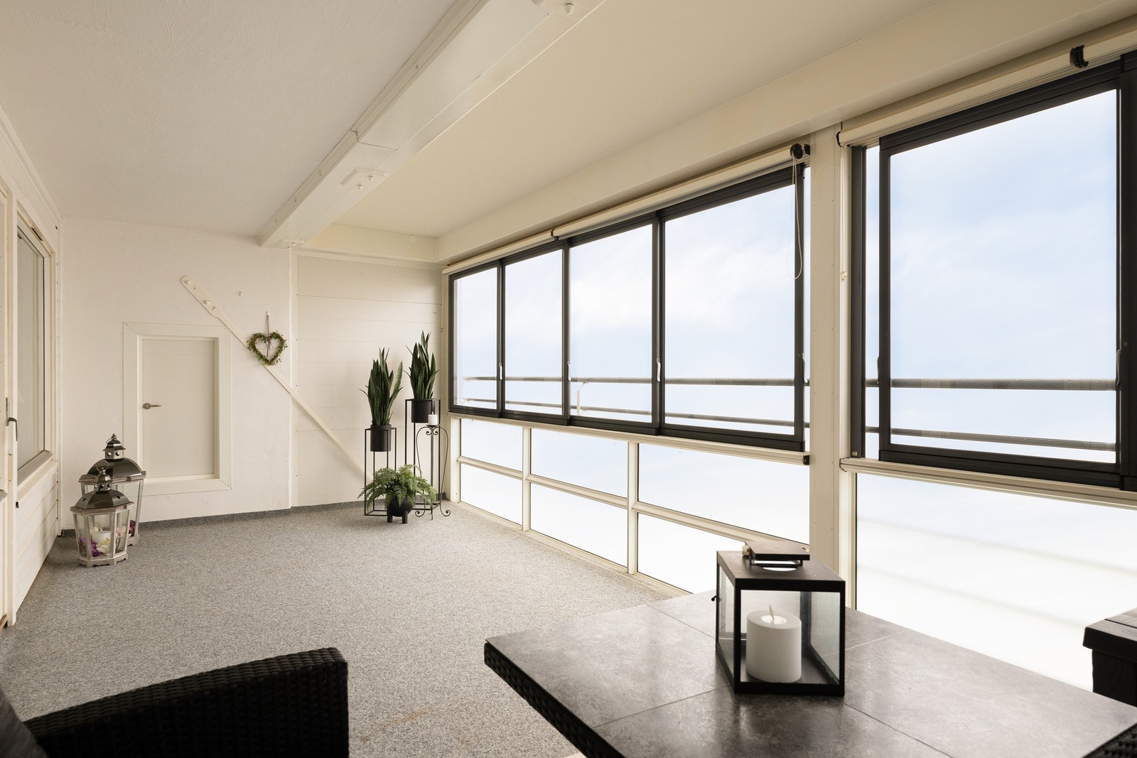 Stor og innglasset balkong med gode solforhold. Vinduene er mulig å skyve til siden om ønskelig. Galleribilde