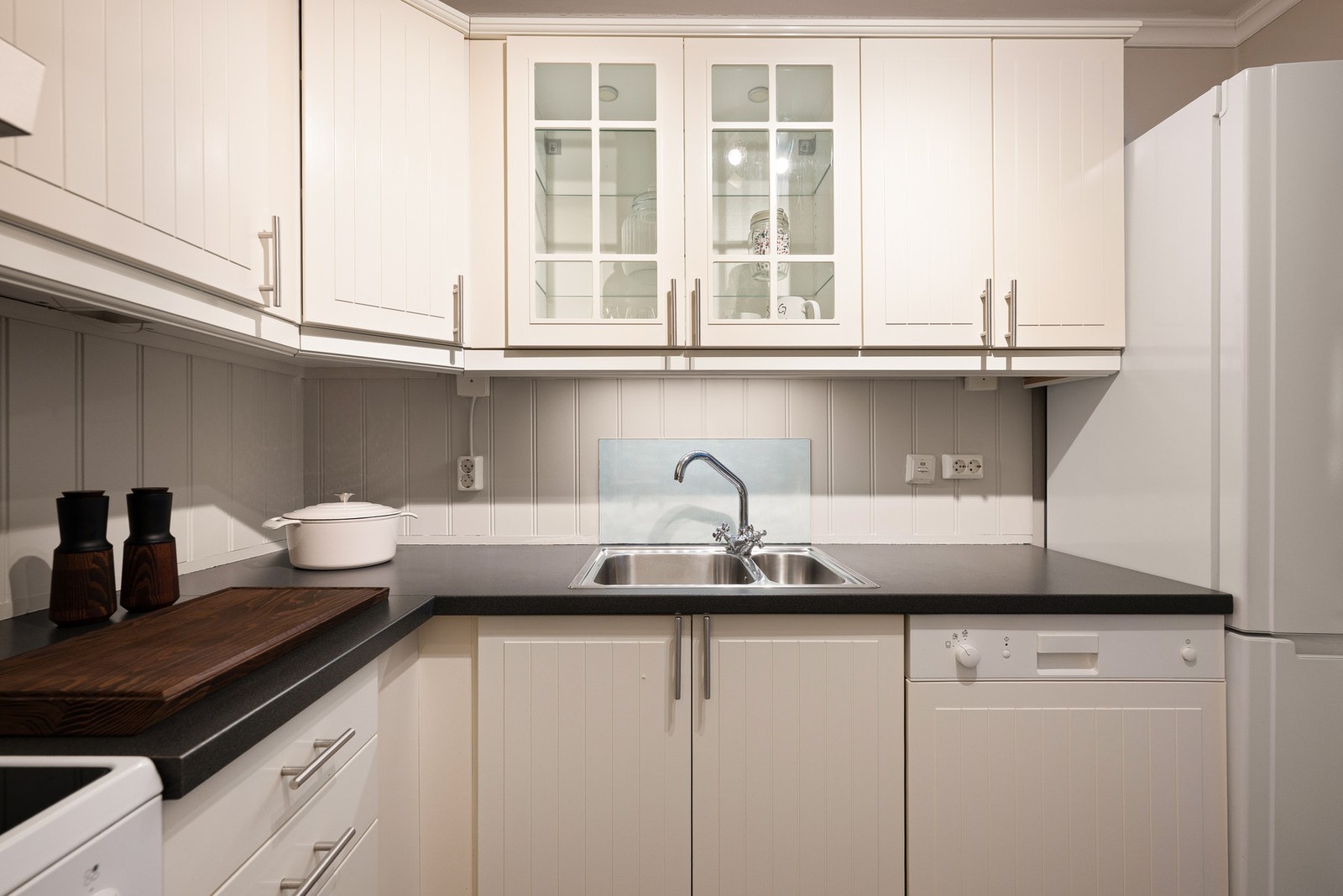 Kjøkkenet har godt med oppbevaringplass i flere skap og skuffer. Galleribilde