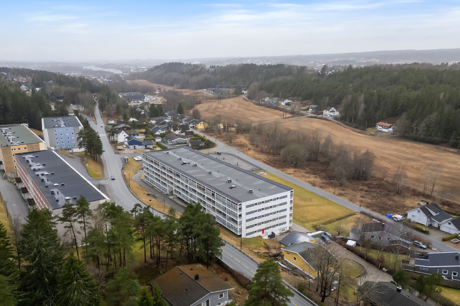 Det er gode bussforbindelser til både Fredrikstad og Sarpsborg, og det er kort kjøreavstand til E6. Galleribilde