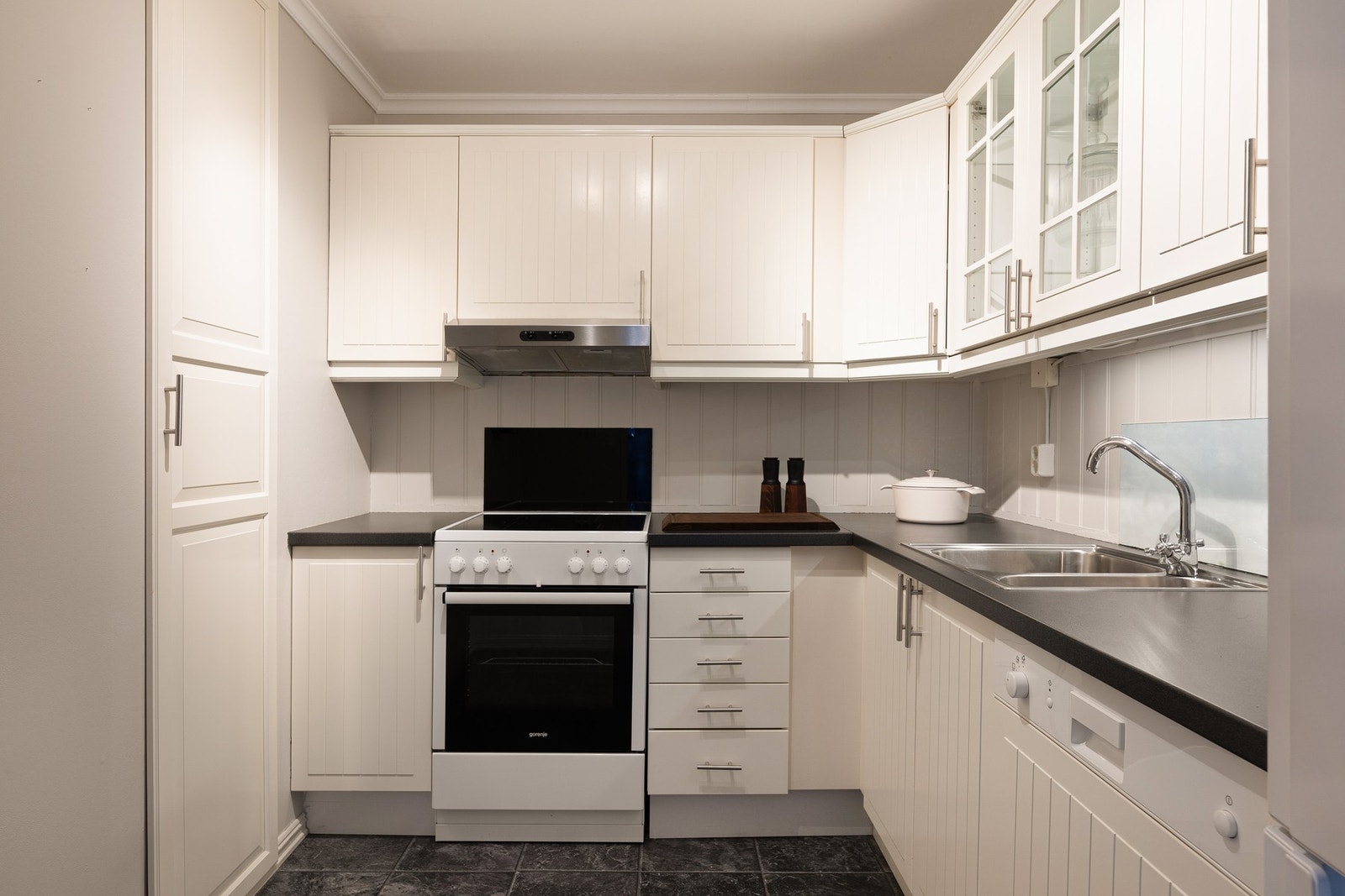 Kjøkkeninnredningen er fra IKEA og ble satt inn i 2010 ifølge tidligere salgsoppgave. Galleribilde