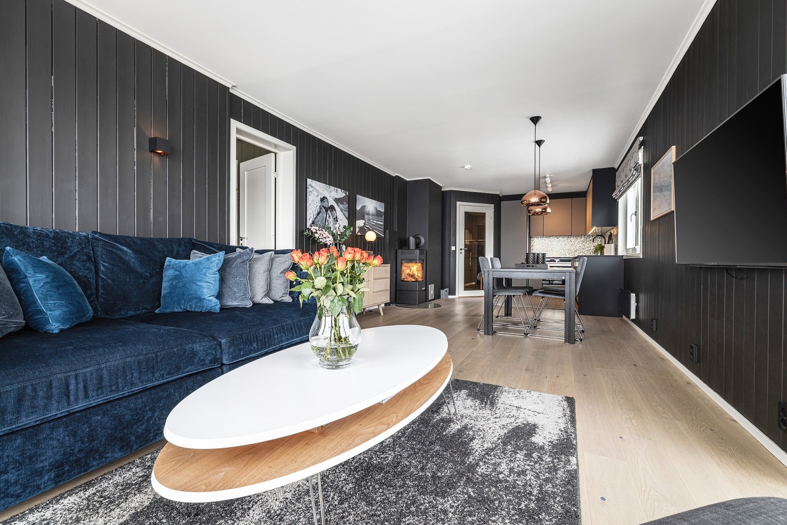 Åpent oppholdsrom med god plass til flere sittesoner. Galleribilde