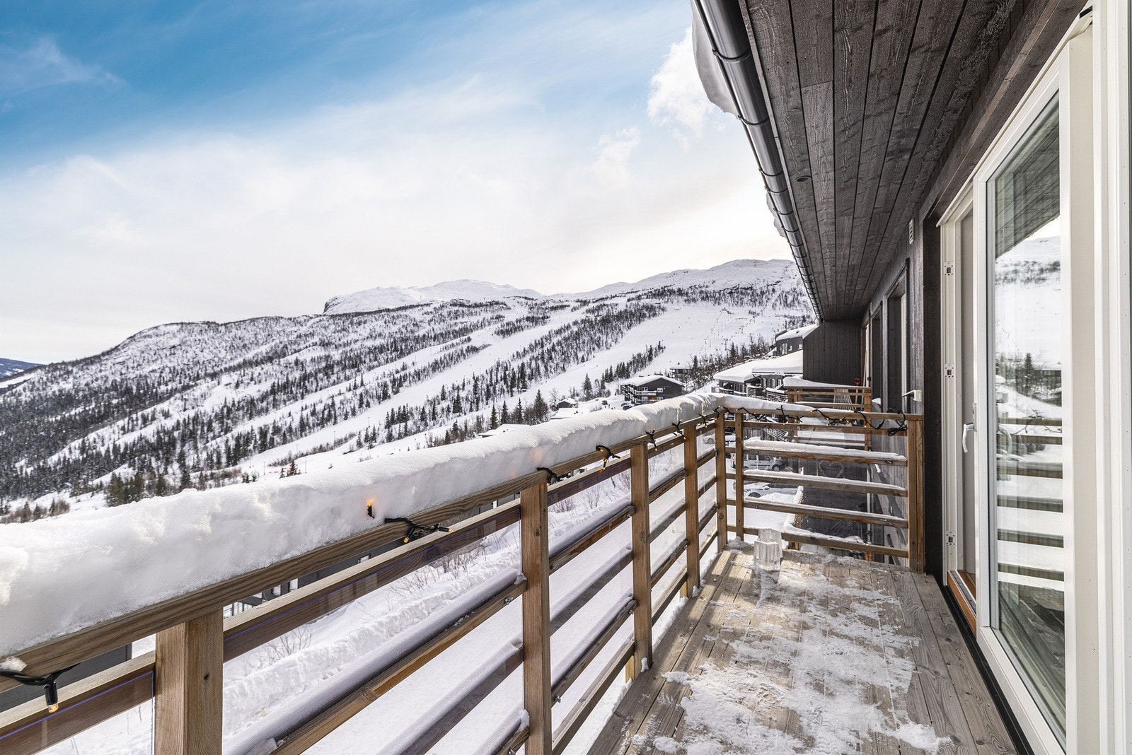 Utsikt fra terrassen mot Hemsedal skisenter. Galleribilde