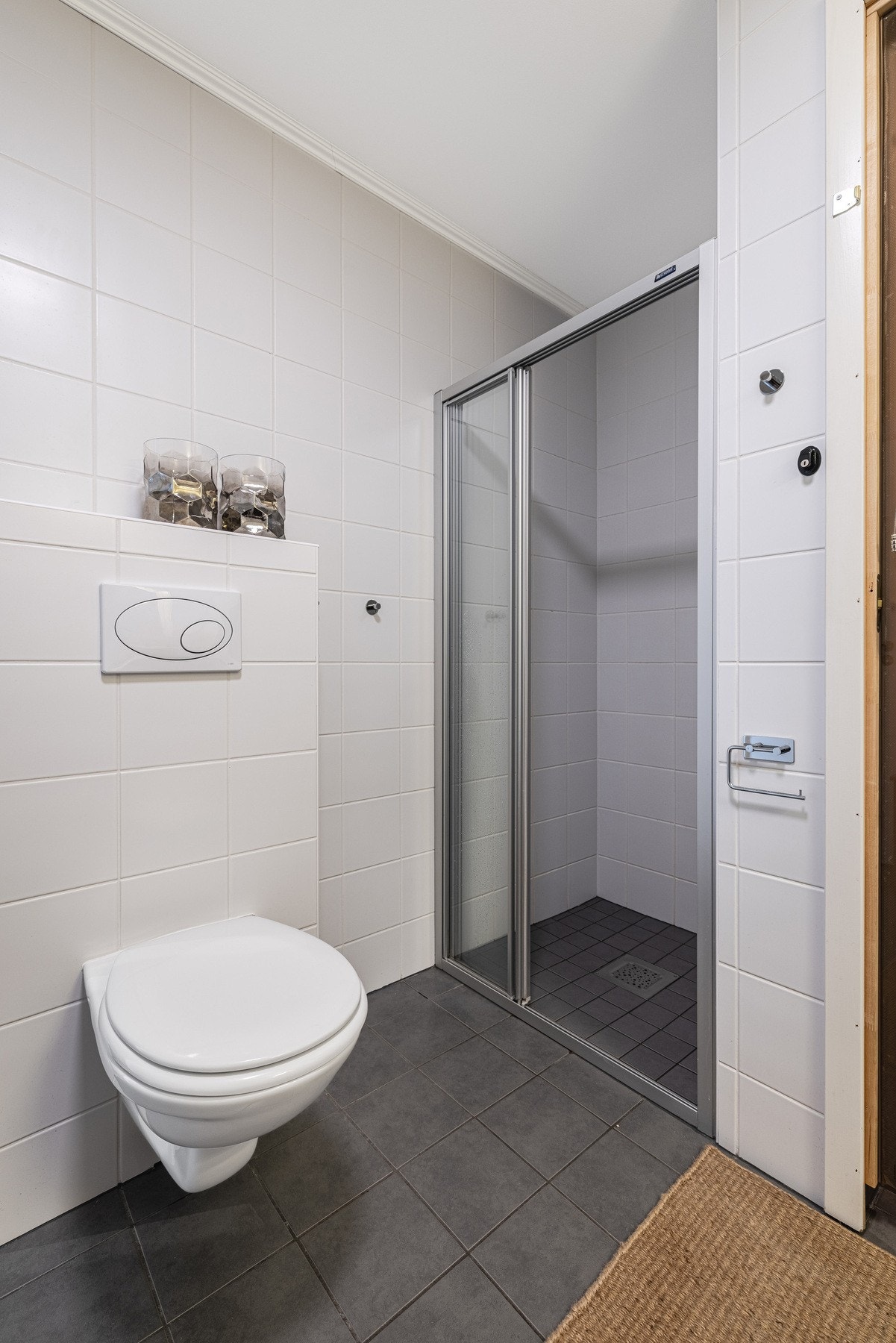 Hovedbaderom (bad 2) med bod innenfor og opplegg for vaskemaskin. Galleribilde