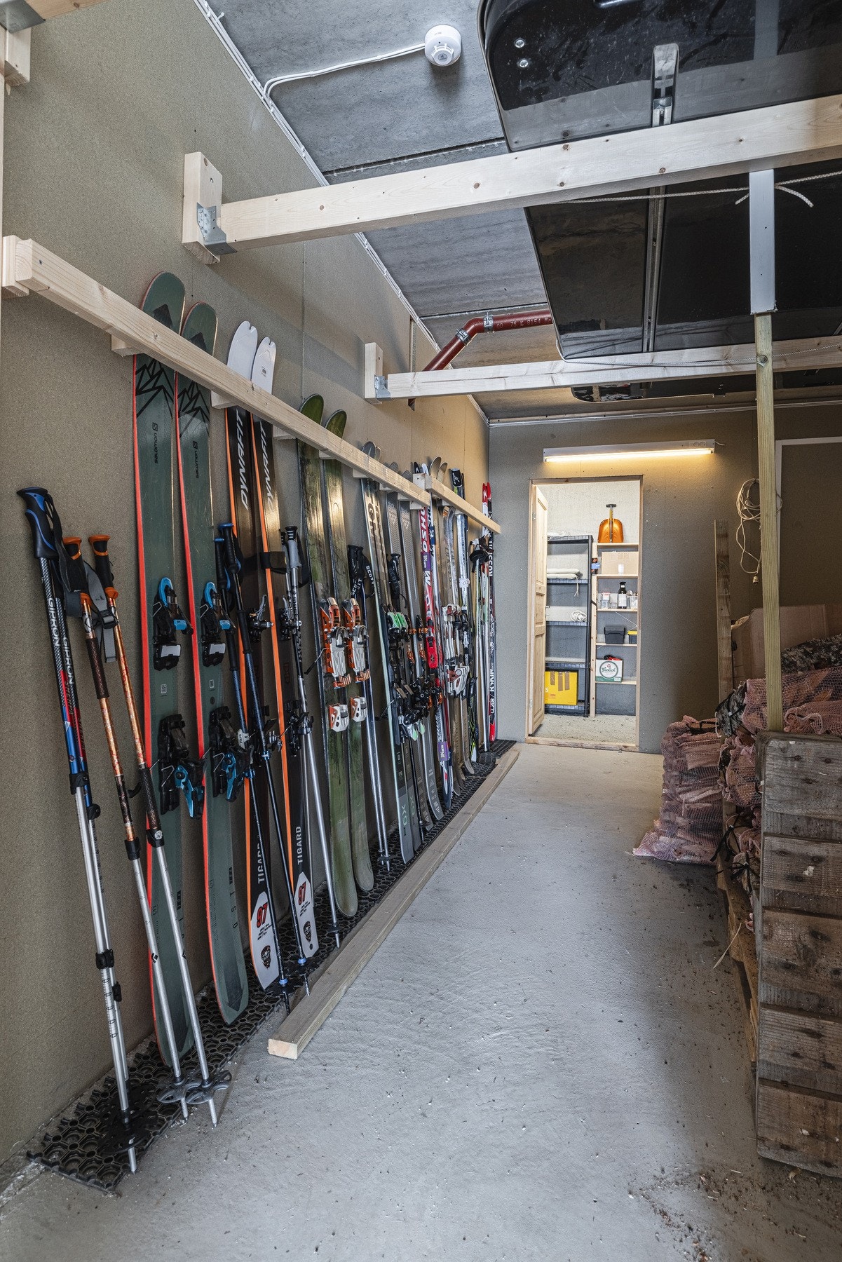 Godt opparbeidet og meget funksjonell oppbevaring i bod. Galleribilde