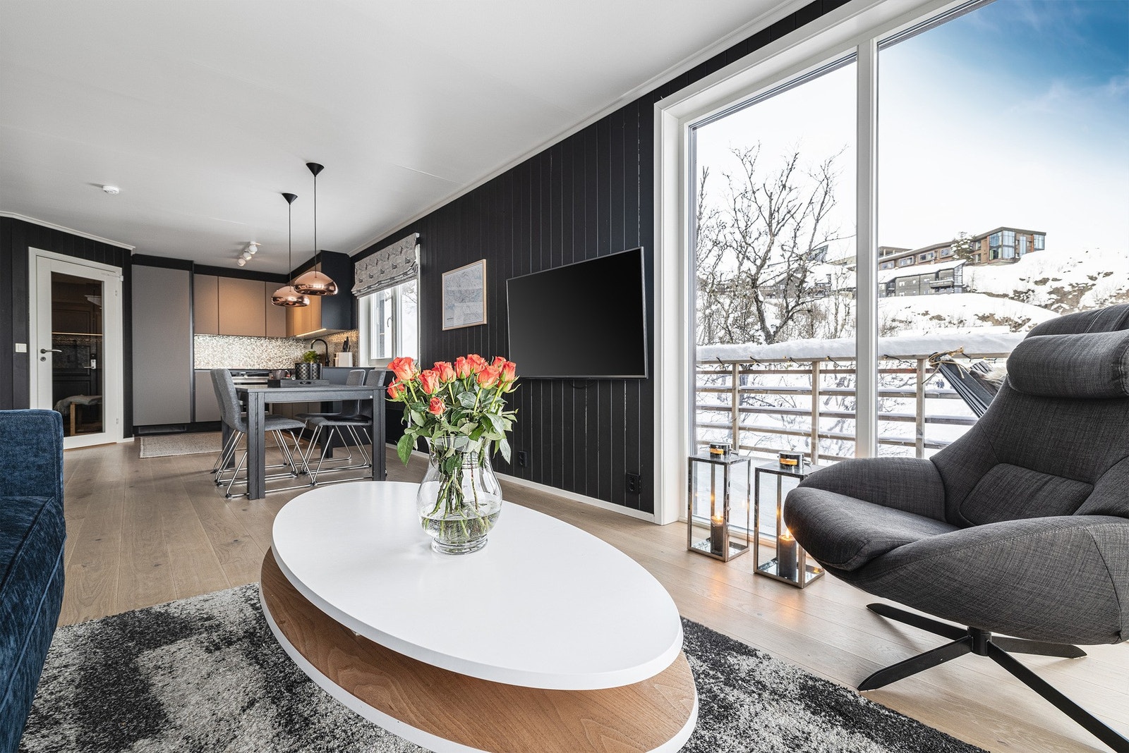 Leiligheten ligger som topp- og hjørneleilighet med store vinduer. Her utsikt mot Skarsnuten hotell og nordfjellene. Galleribilde
