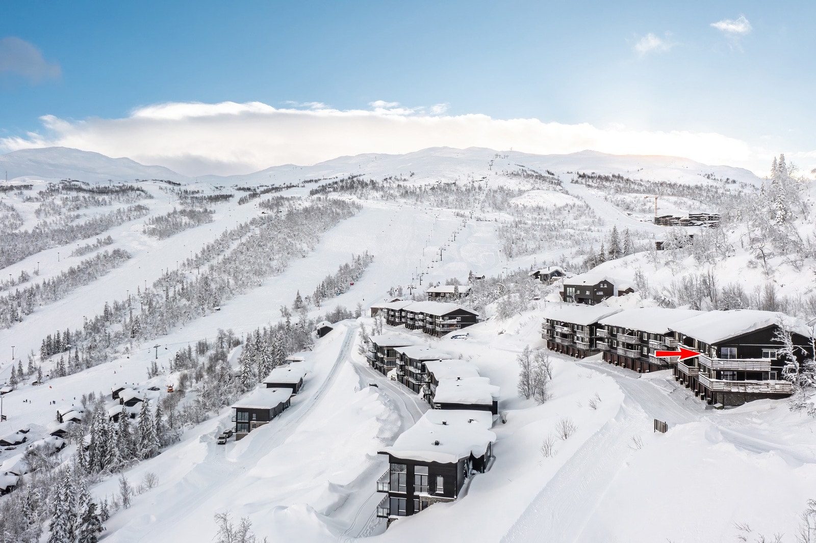 Leiligheten har en sjelden god beliggenhet innerst i blindvei med majestetisk utsikt! Galleribilde