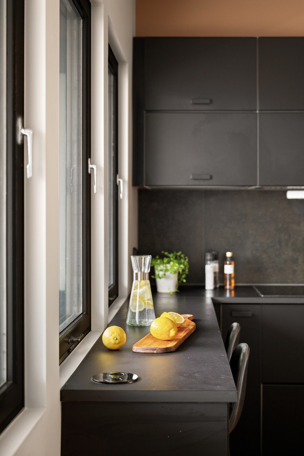 Kjøkkeninnredning fra 2020 i svart utførelse. Galleribilde