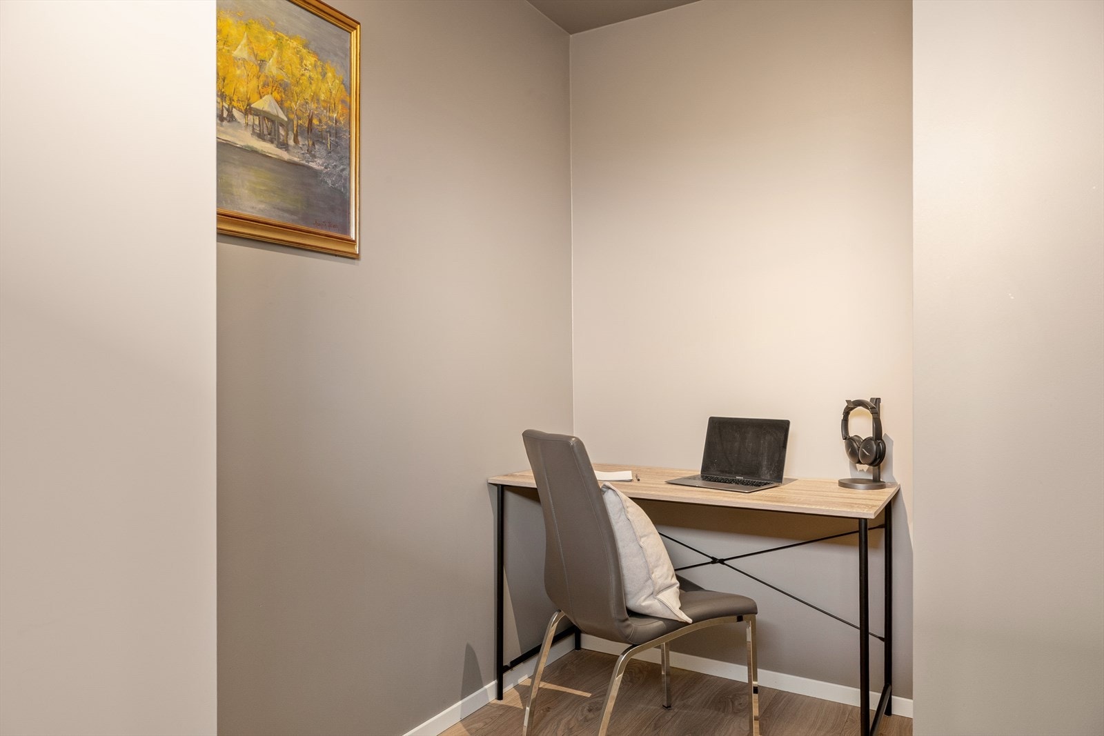 Innvendig bod som i dag brukes som kontorløsning - ikke godkjent for varig opphold. Galleribilde