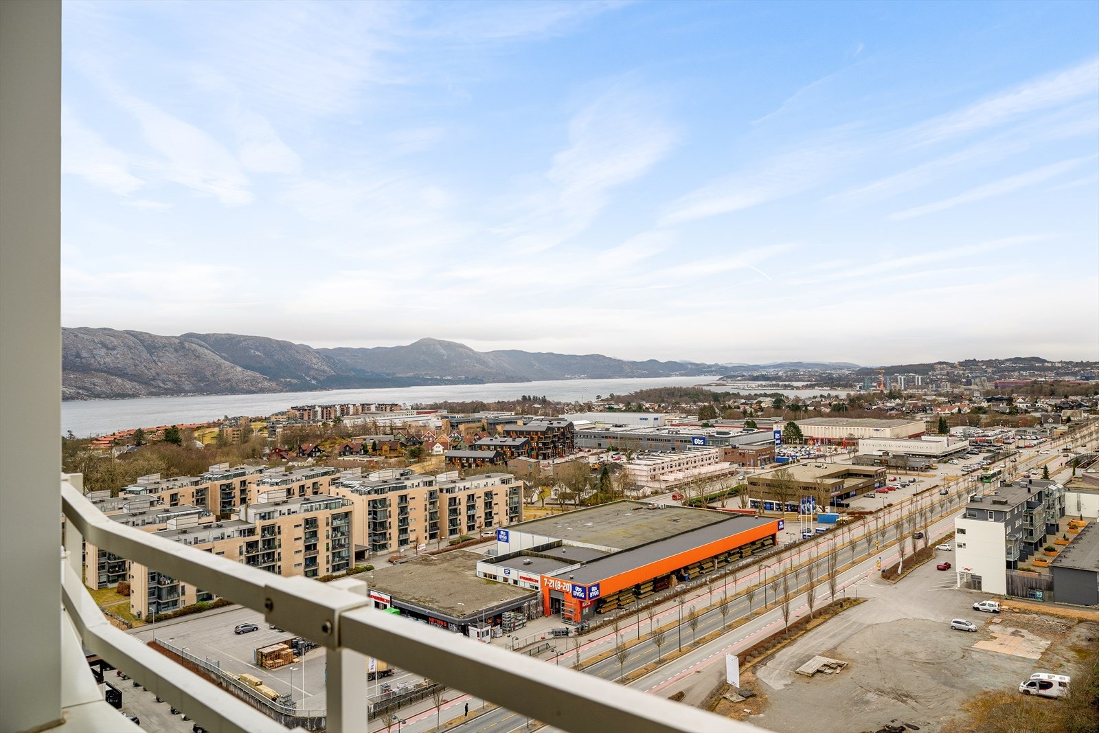 Toppleilighet ligger i 16. etasje med stor balkong, panoramautsikt og utmerkede solforhold Galleribilde