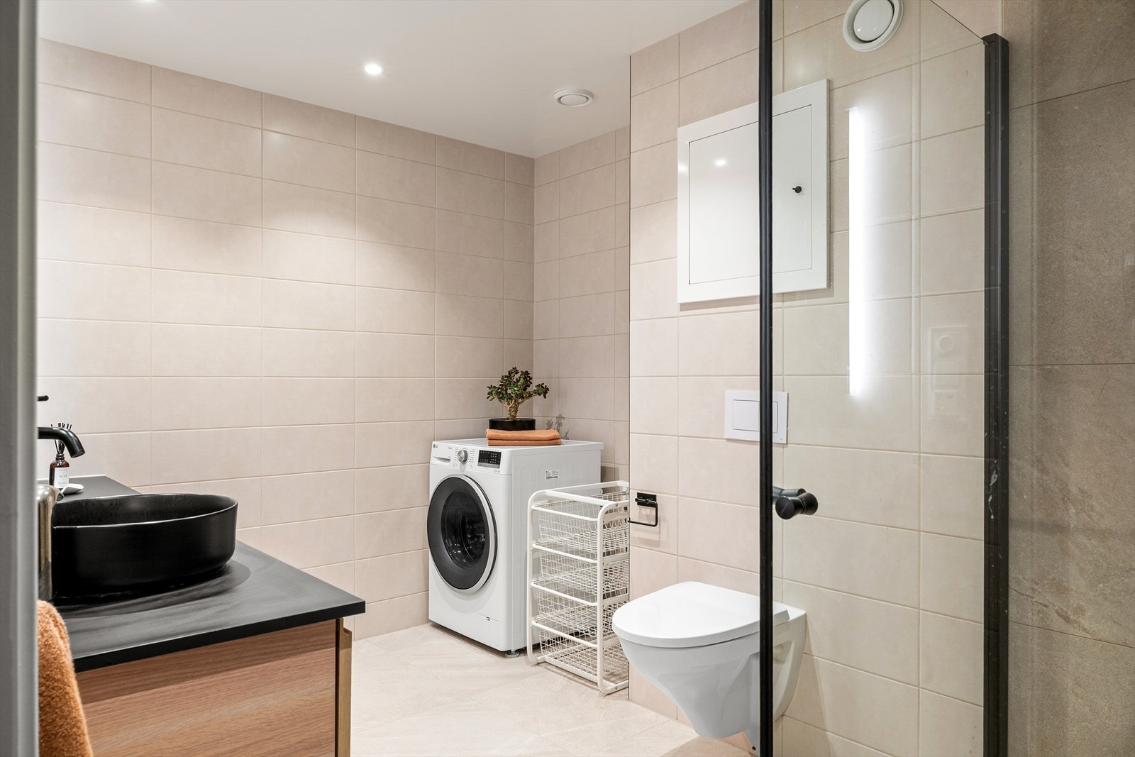 Badet ble renovert av fagfolk i 2023. Det er stilrent innredet med 60*60 gulvfliser og lyse, behagelige fliser på vegger. Galleribilde