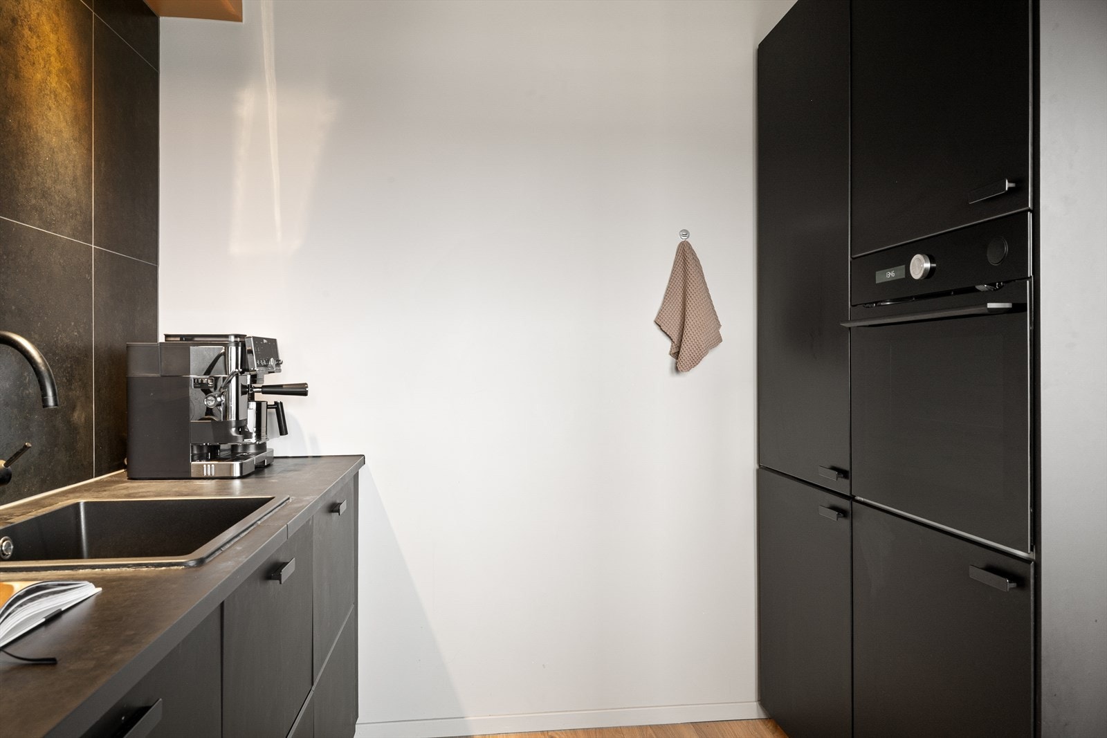 Kjøkkenet har generøse benke- og oppbevaringsmuligheter, og følgende integrerte hvitevarer medfølger: kjøl/frys, oppvaskmaskin, stekeovn og koketopp. Galleribilde