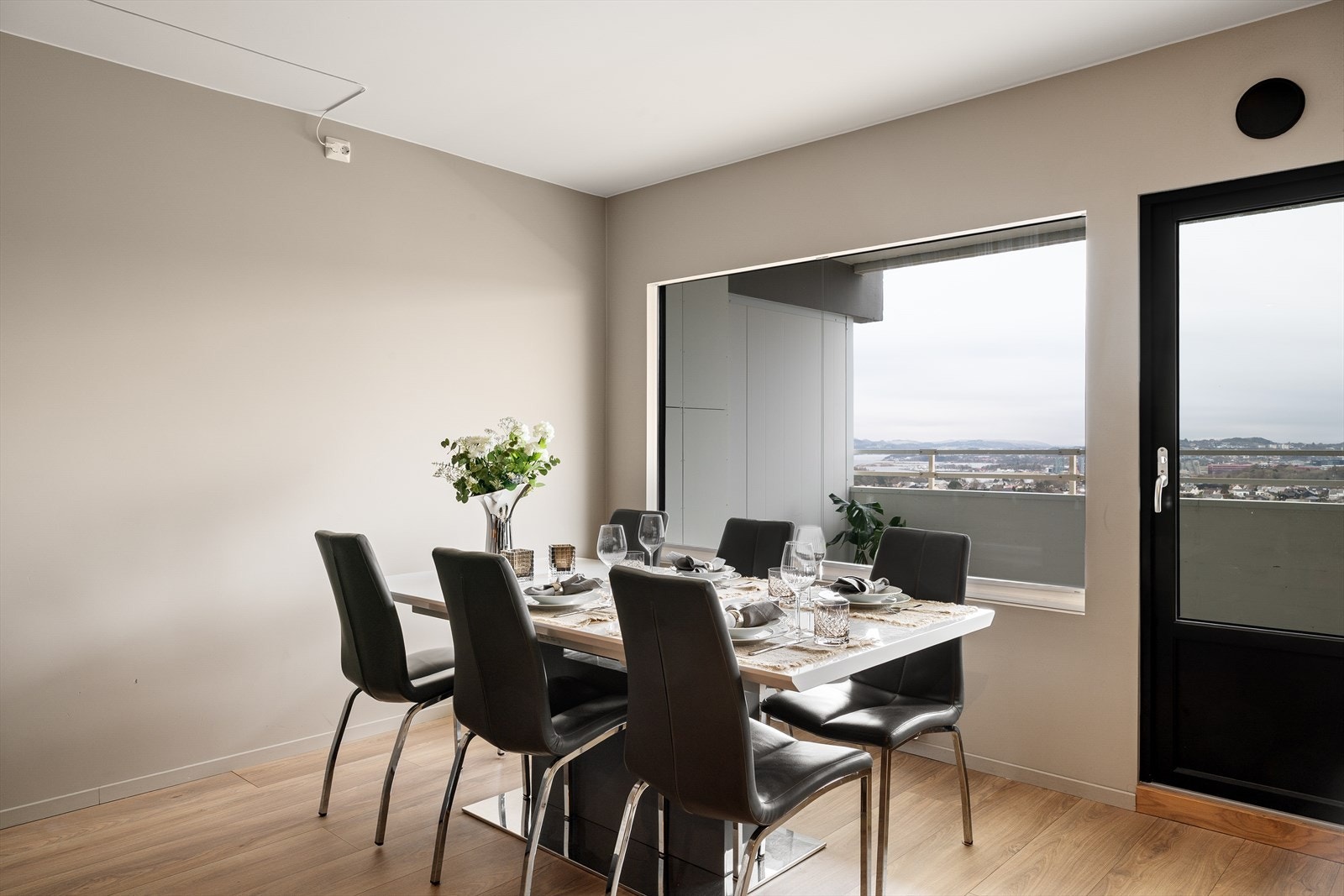 Den åpne og fleksible planløsningen gir gode møbleringsmuligheter, med plass til både en stor sofagruppe, TV-løsning og spisebord. Galleribilde