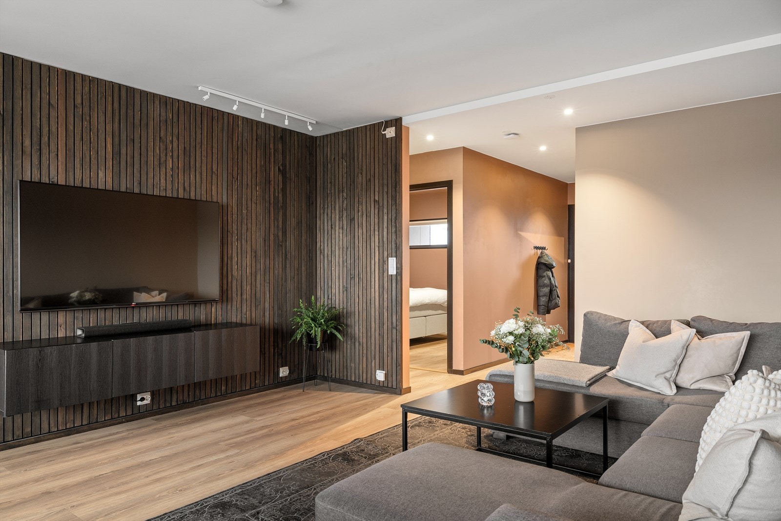 Stuen er lys og luftig med store vindusflater som slipper inn rikelig med dagslys. Galleribilde