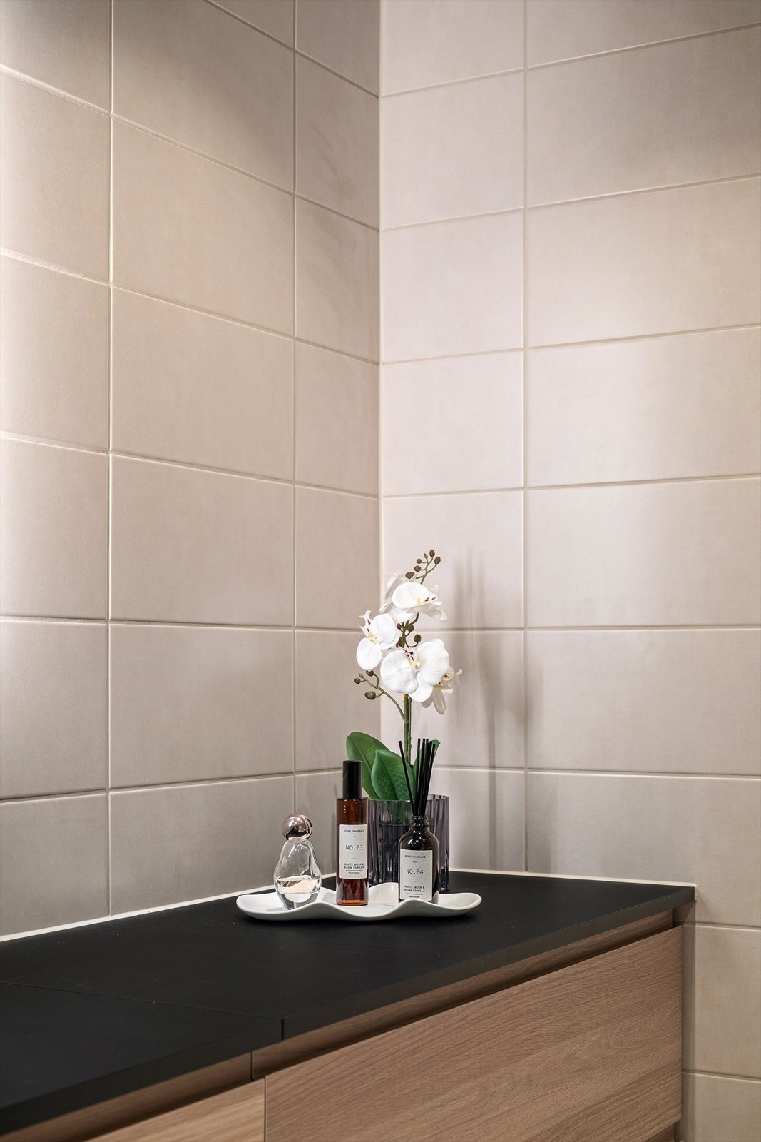 Det er varmekabler i gulv og spotter i himling. Galleribilde