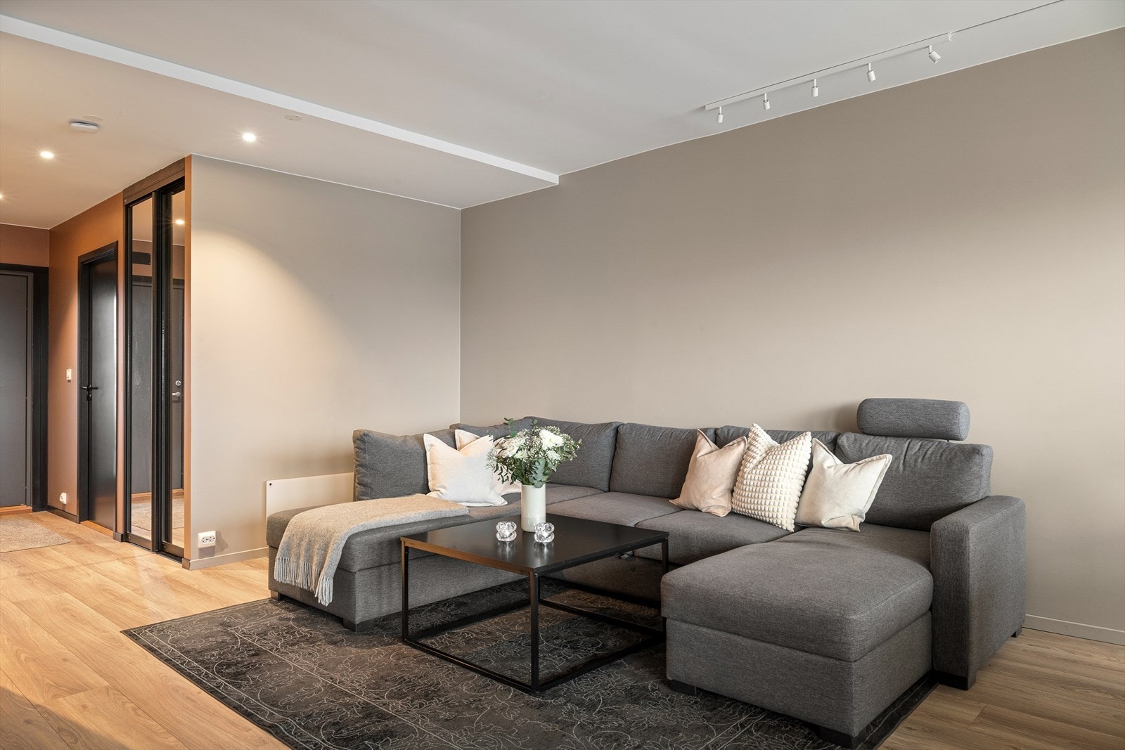 Denne moderne leiligheten kombinerer stil, funksjonalitet og en sentral beliggenhet - perfekt for deg som ønsker en innflyttingsklar bolig med flotte kvaliteter! Galleribilde