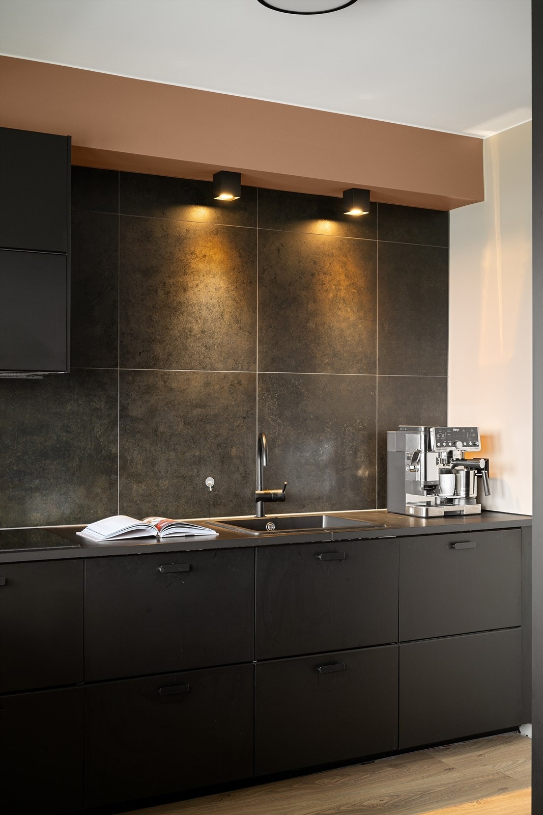 Kjøkkenet har integrerte løsninger, god arbeidsflate og en moderne utførelse Galleribilde