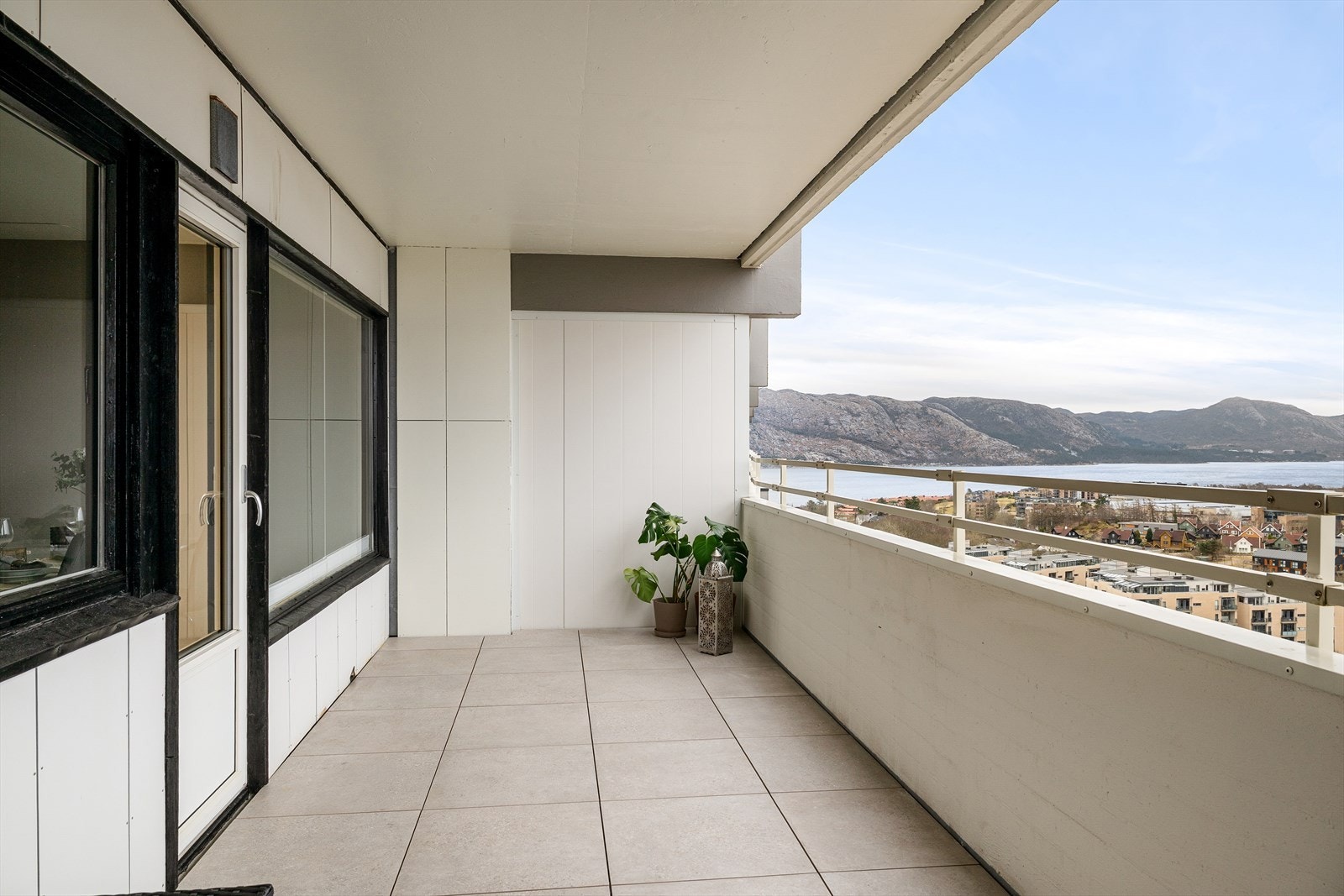 Fra stuen er det direkte utgang til balkong, hvor du kan nyte en flott utsikt - både over nærområdet og helt til Lifjell og Dalsnuten. Galleribilde