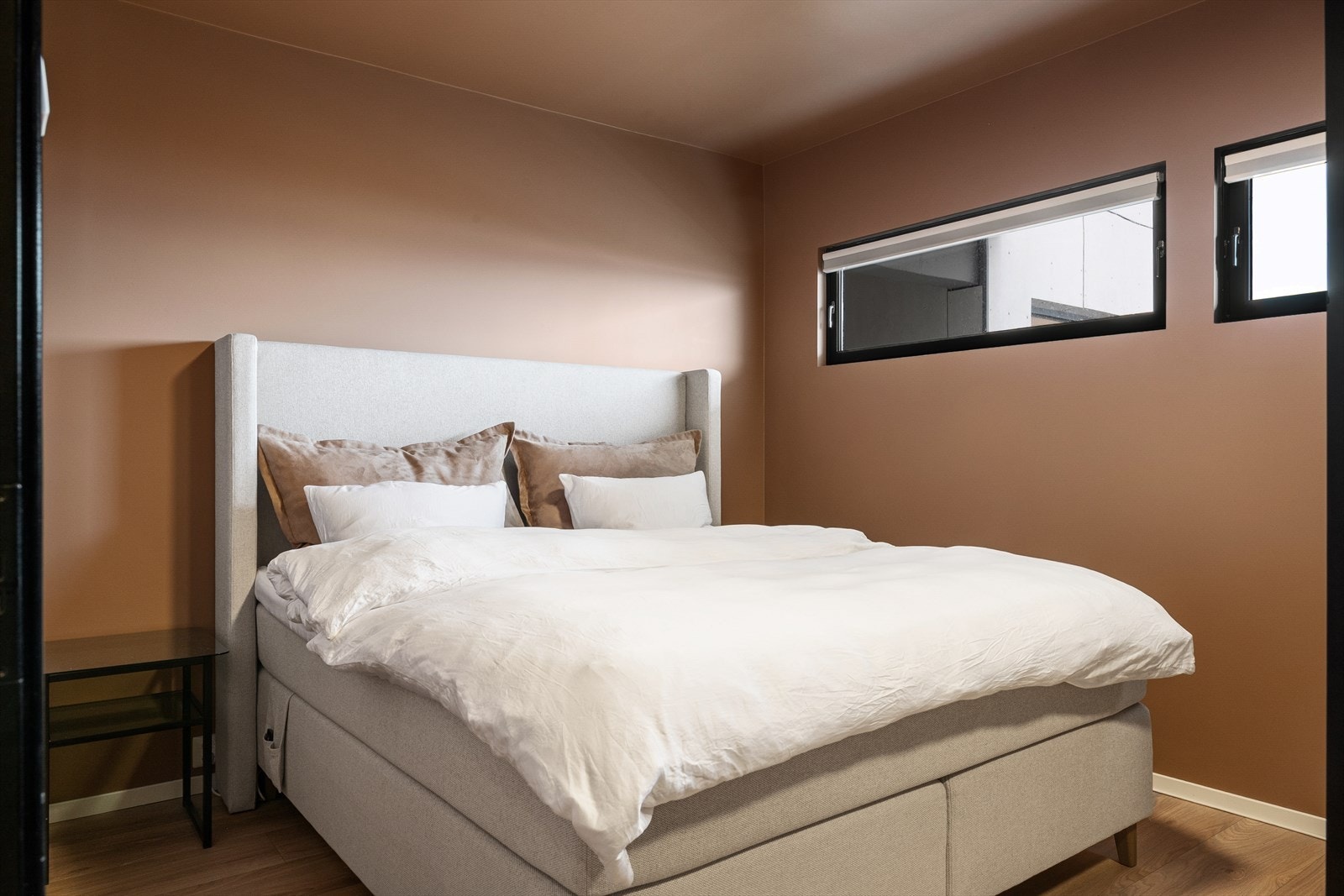 Soverommet er av god størrelse med plass til dobbeltseng og og nattbord på hver sin side Galleribilde