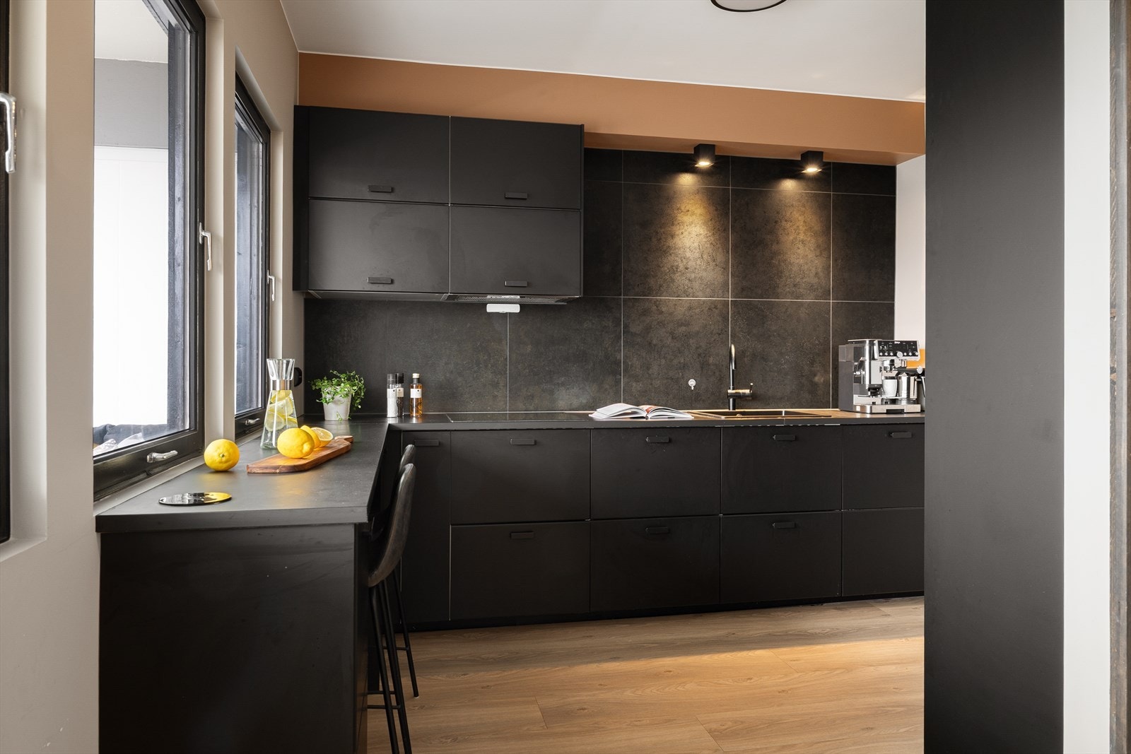 Fliser på den ene veggen skaper en helhetlig stil og harmonerer godt med resten av leiligheten. Galleribilde