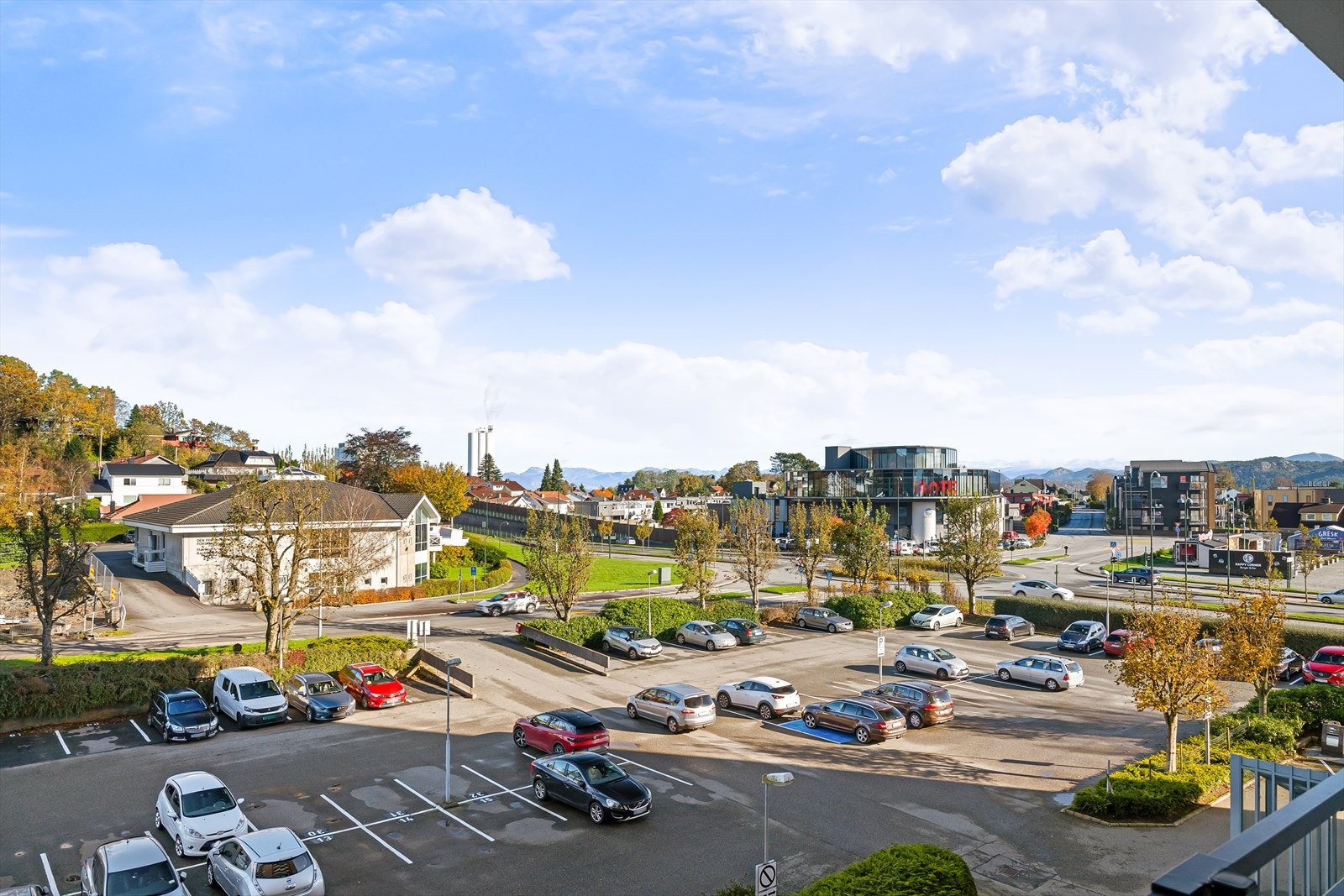 Fast parkering for borettslaget ute. Samt fire felles ladestasjoner for elbil. Galleribilde