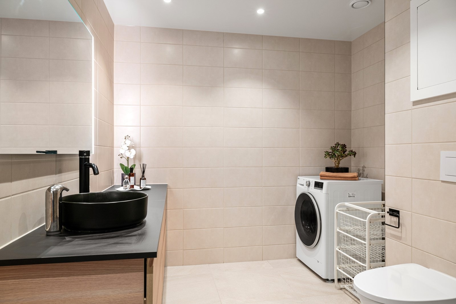 Badet har en romslig utforming, noe som gir god plass og gjør det enkelt å holde orden. Galleribilde