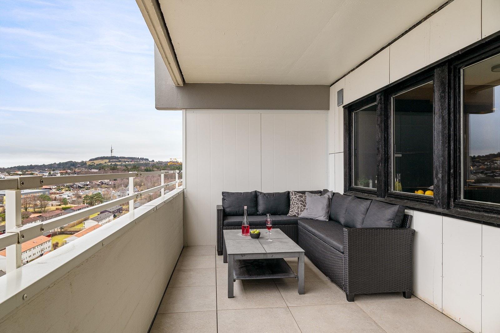 Her har man god plass til sittegrupper og grill, perfekt for avslappende dager utendørs. Galleribilde