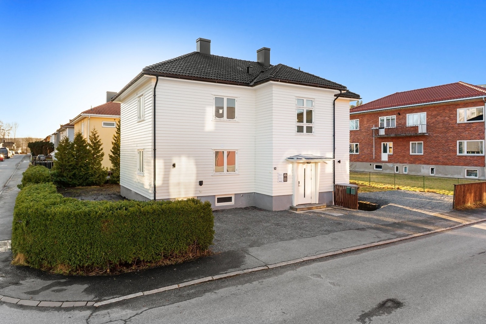 Romslig og oppgradert leilighet med 3 soverom. Rikelig med lagringsmuligheter i kjeller Galleribilde