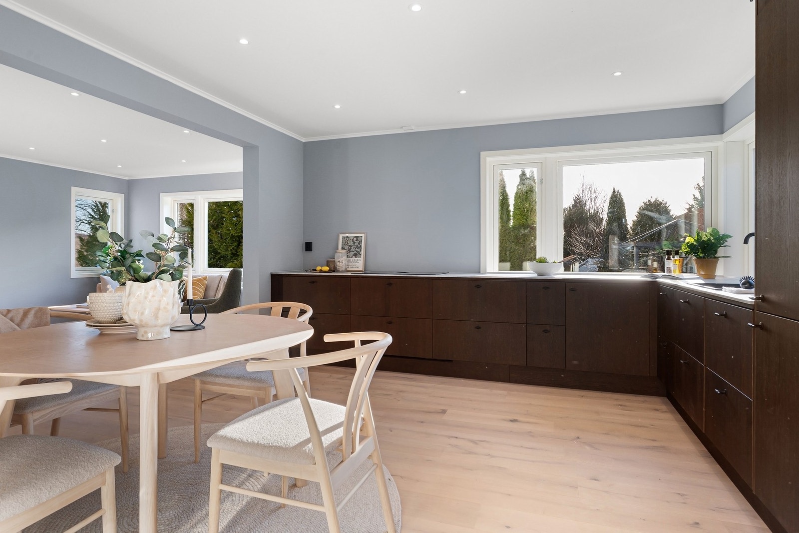 De store vinduene på kjøkkenet slipper inn mye naturlig lys Galleribilde