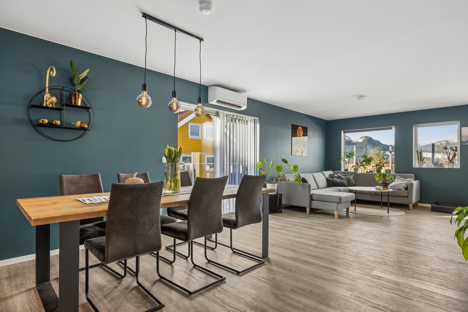 Fra stuen går man rett ut på boligens terrasse på 57kvm. Galleribilde