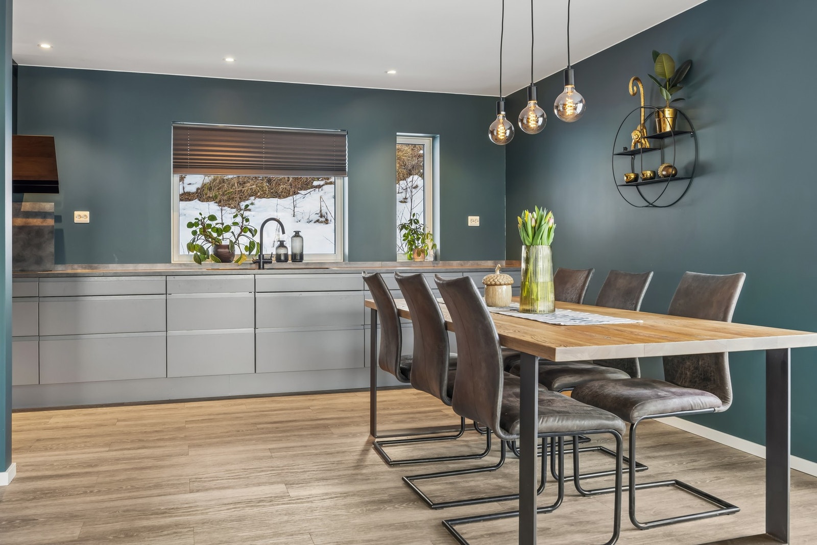 Stort kjøkken med gode oppbevaringsmuligheter Galleribilde