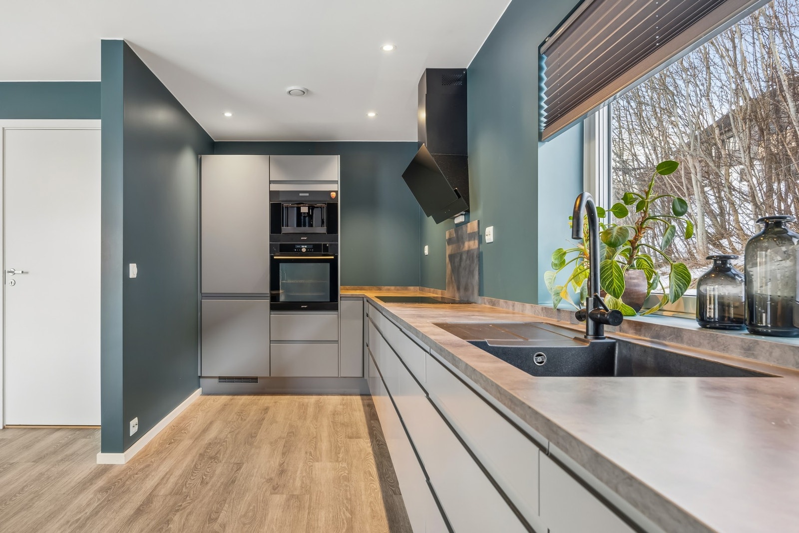 Kjøkkenet har integrerte hvitevarer. Galleribilde