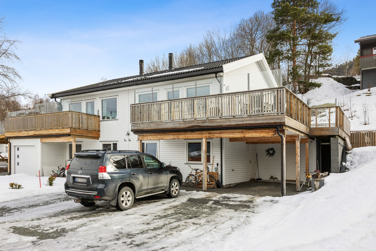 Parkering i Carport og flere oppstillingsplasser. Galleribilde